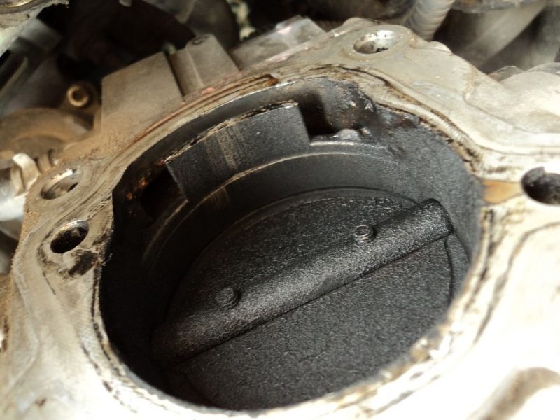 How to clean the throttle plate and why is it necessary?