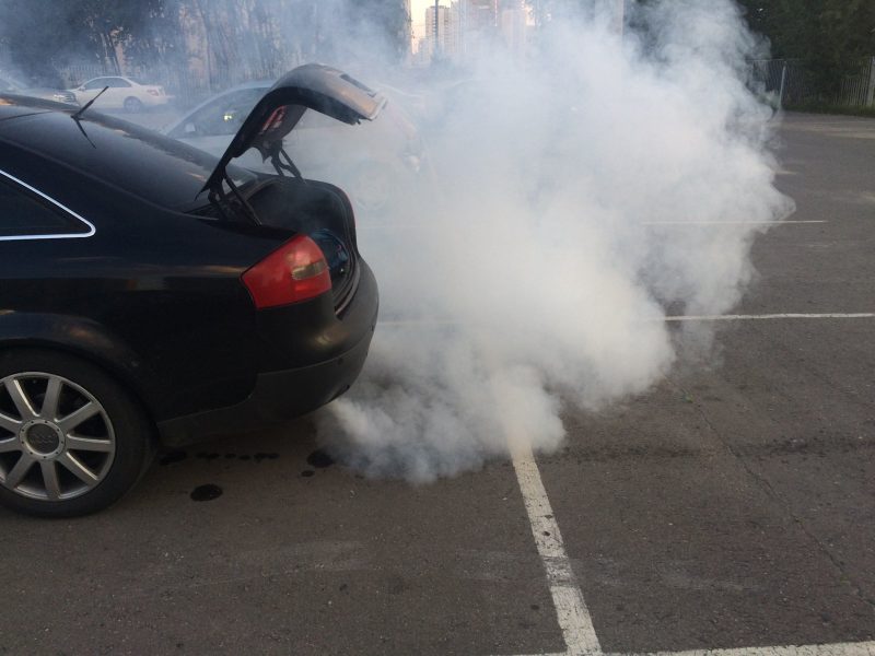 Engine smoke: causes and solutions